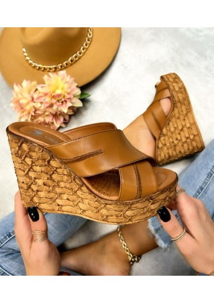 2112202Y Kadın Hakiki Deri Yüksek Dolgu Tabanlı Çapraz Bantlı Terlik