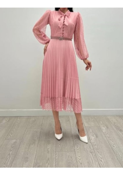 Pembe Flarlı Dantel Detaylı Piliseli Etekli Elbise