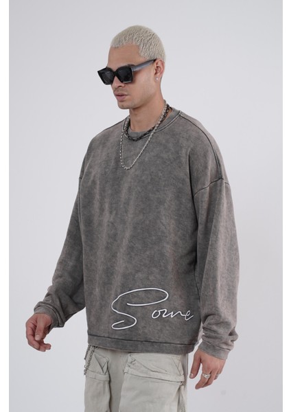 Yıkamalı Oversize Kalıp Nakışlı Sweatshirt