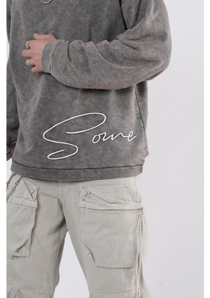 Yıkamalı Oversize Kalıp Nakışlı Sweatshirt