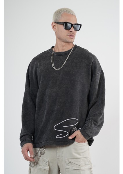 Yıkamalı Oversize Kalıp Nakışlı Sweatshirt