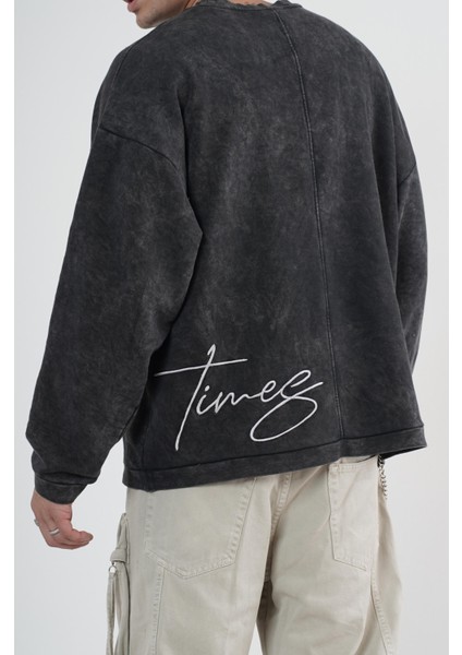 Yıkamalı Oversize Kalıp Nakışlı Sweatshirt