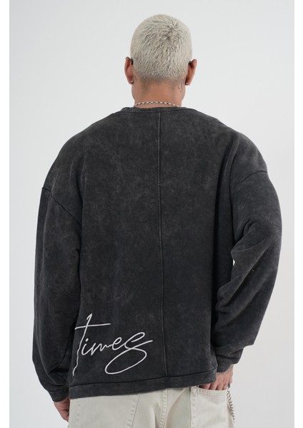 Yıkamalı Oversize Kalıp Nakışlı Sweatshirt