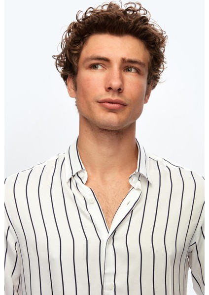Slim Fit Beyaz Çizgi Baskılı Gömlek
