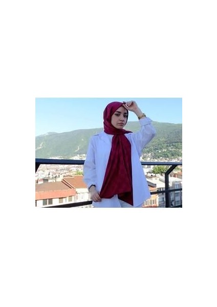 Tutkunun Renkleri: Bordo Ipeksi Jakar Lara Şalınızla Cesur Bir Tarz Yakalayın!