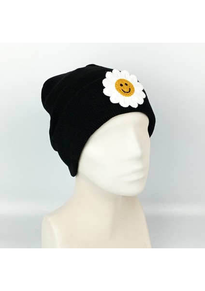 Siyah Triko Bere Üzerine Gülen Yüz Papatya Figürü