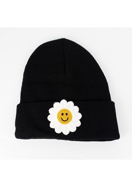Siyah Triko Bere Üzerine Gülen Yüz Papatya Figürü modelleri