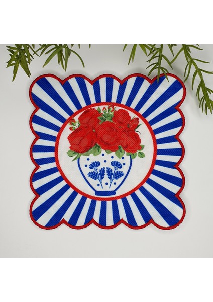 Dekoratif Kenar Mavi Vazo ve Kırmızı Gül Tasarımlı Nakış Kenar Kumaş Kokteyl Peçetesi 1 Adet