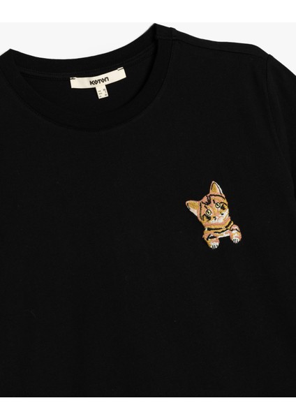 Pamuklu Kedili Nakış Detaylı Kısa Kollu Bisiklet Yaka Tişört modelleri