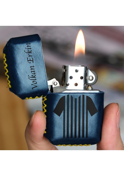 Kişiye Özel Benzinli Çakmak Sarı Lacivert Hakiki Deri Kılıflı El Yapımı Zippo Tarzı Çakmak Deri Kaplama Benzinli Erkek Çakmak Yıl Dönümü Doğum Günü Hediyesi Hediyelik Çakmak modelleri