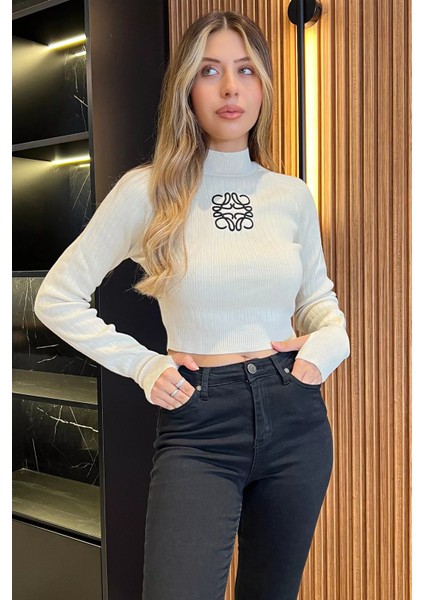 Ön Nakışlı Crop Top Triko Bluz