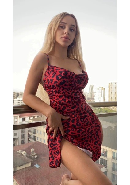 Kırmızı Leopar Desenli Sırt Dekolteli Şık Elbise Gecelik