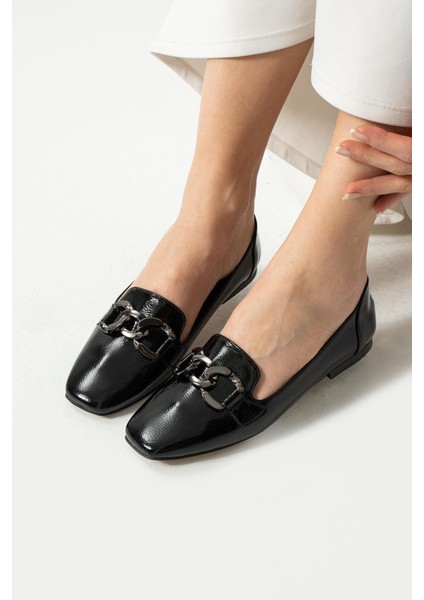 Kadın Siyah Kırışık Rugan Zincir Aksesuarlı Günlük Babet