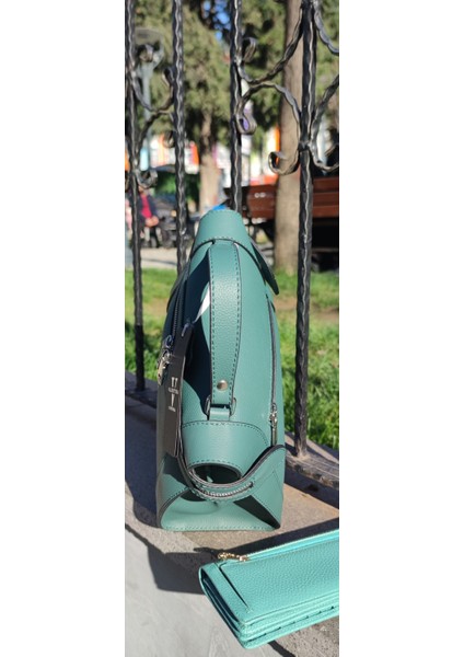 Valvic Hakiki Deri Yeni Model Kulanışlı 2 Saplı Genç Kız Çantası.
