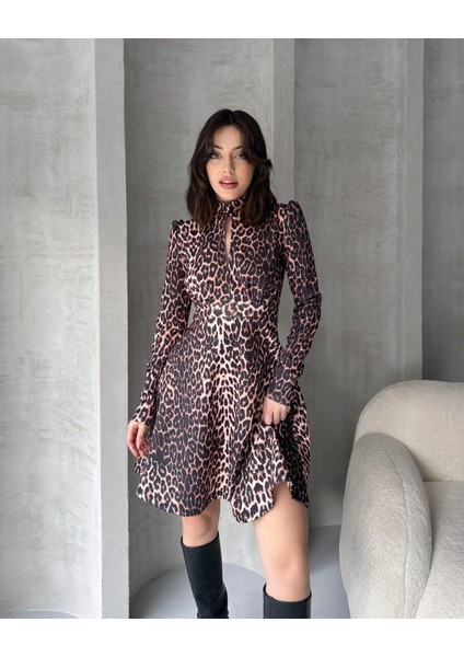 Öpücük Yaka Desenli Leopar Desenli Mini Çan Elbise