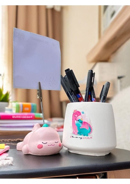Sevimli Yorgun Pembe Dinozor Temalı Set Fotoğraf Not Tutacağı ve Dino Baskılı Kalemlik Hediyelikl