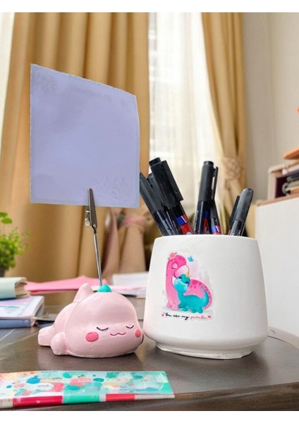 Sevimli Yorgun Pembe Dinozor Temalı Set Fotoğraf Not Tutacağı ve Dino Baskılı Kalemlik Hediyelikl