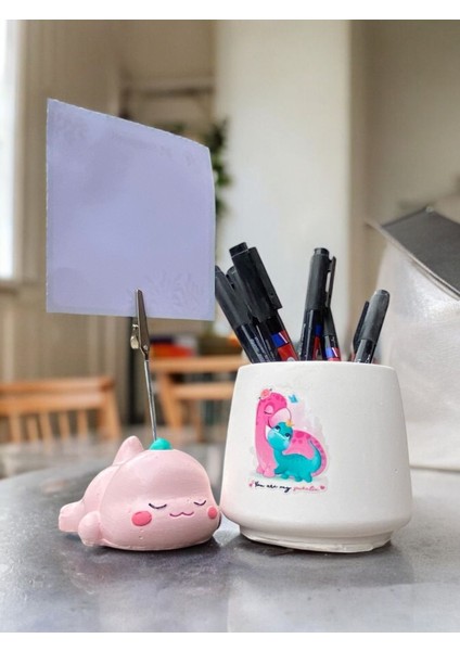 Sevimli Yorgun Pembe Dinozor Temalı Set Fotoğraf Not Tutacağı ve Dino Baskılı Kalemlik Hediyelikl