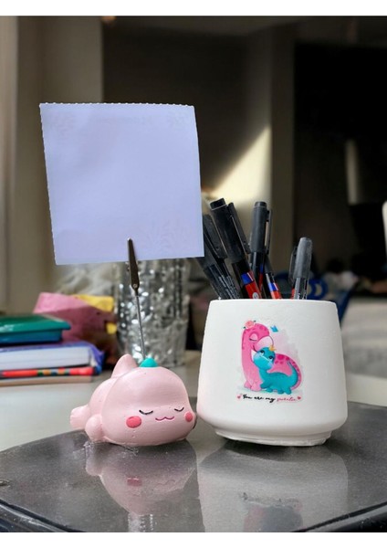 Sevimli Yorgun Pembe Dinozor Temalı Set Fotoğraf Not Tutacağı ve Dino Baskılı Kalemlik Hediyelikl