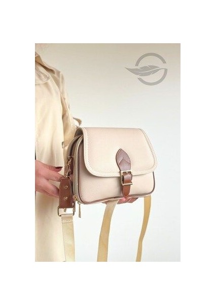 Şık ve Fonksiyonel Çok Bölmeli Kapaklı Orta Boy Kadın Postacı Çantası modelleri