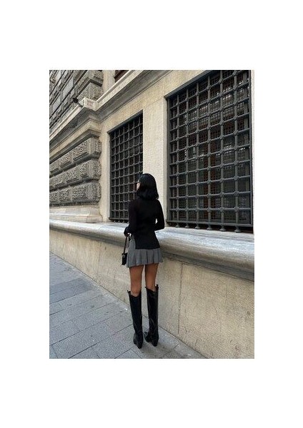 Siyah Boğazlı Kol Detaylı Kazak indirimleri