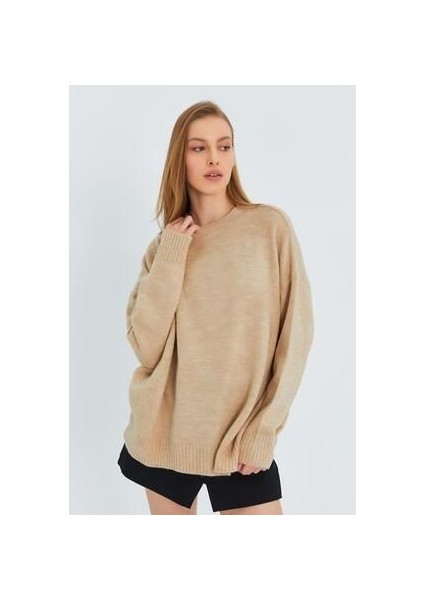 6913 Kadın Salaş Yumuşak Dokulu Oversize Triko Kazak Bej modelleri