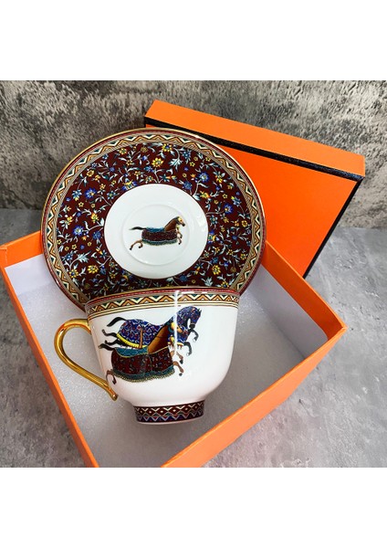 No.11 Tarzı At Porselen Kahve Fincanı ve Tabağı Kemik Çini Kahve Kupası Üst Sınıf Anahat Altın Çay Bardağı ve Tabağı Seti (Yurt Dışından)