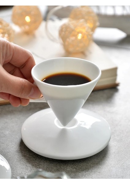 1 Adet Tarzı Nefis Italyan Espresso Fincan Yemekleri Benzersiz Yaratıcı Çift Kemik Porselen Seramik Bardak Şekilli Ev Beyaz Çay Bardağı Tabağı Seti 70M (Yurt Dışından)