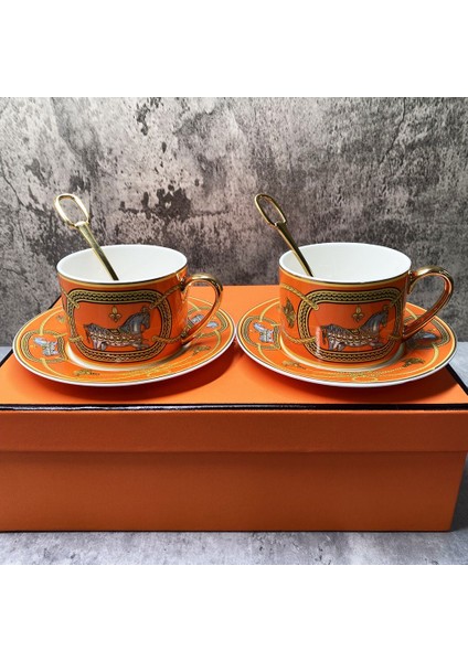 No.5 Tarzı Lüks Çay Fincanları ve Tabakları 2 Set Ince Kemik Çini Kahve Fincanları Altın Saplı Kraliyet Porselen Çay Partisi Seti Espresso Kupalar (Yurt Dışından) fiyatları