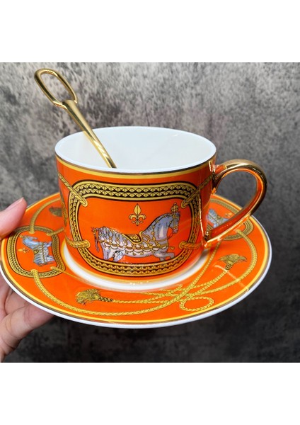 No.5 Tarzı Lüks Çay Fincanları ve Tabakları 2 Set Ince Kemik Çini Kahve Fincanları Altın Saplı Kraliyet Porselen Çay Partisi Seti Espresso Kupalar (Yurt Dışından) fırsatları