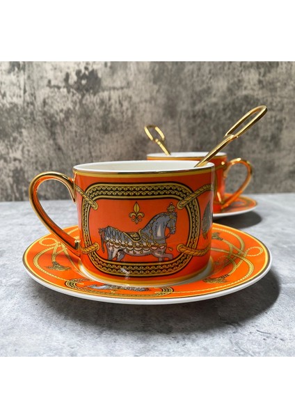 No.5 Tarzı Lüks Çay Fincanları ve Tabakları 2 Set Ince Kemik Çini Kahve Fincanları Altın Saplı Kraliyet Porselen Çay Partisi Seti Espresso Kupalar (Yurt Dışından) indirimleri