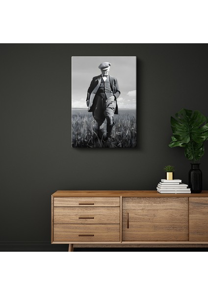 Siyah Beyaz Tarlada Yürüyen Atatürk Kanvas Tablo modelleri