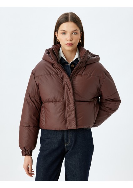 Kapüşonlu Fermuarlı Cep Detaylı Kapitone Crop Şişme Mont modelleri