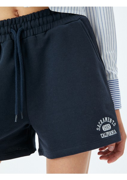 Beli Bağcıklı Kolej Nakışlı Cepli Mini Şort