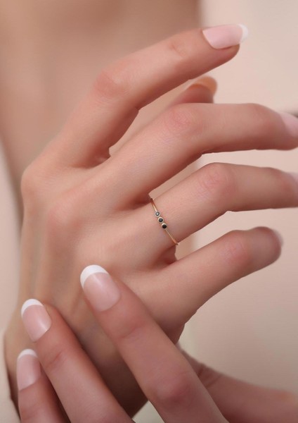 14 Ayar Altın Üç Taşlı Minimal Siyah Yüzük