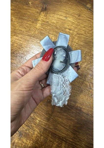 Kız Görselli Dantelli Fiyonklu Tasarım Broş Yaka Iğnesi 12X5 cm