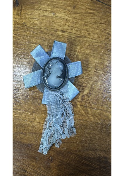 Kız Görselli Dantelli Fiyonklu Tasarım Broş Yaka Iğnesi 12X5 cm modelleri