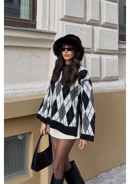 Siyah Yanları Yırtmaçlı Şardonlu Baklava Kazak