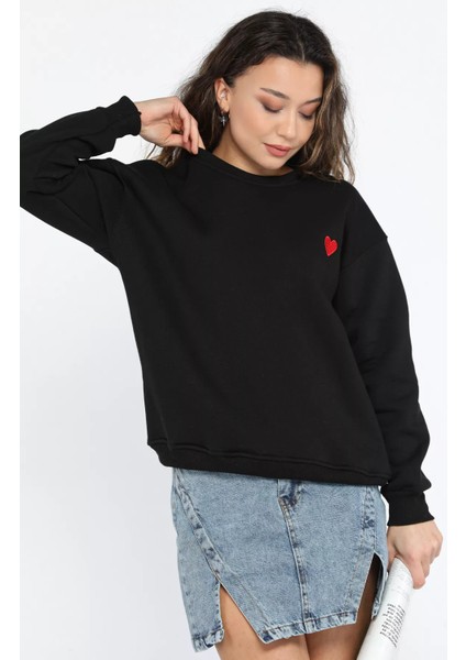 Kadın Bisiklet Yaka Kalp Nakışlı Şardonlu Sweatshirt