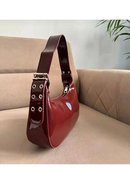 Kadın Rugan Bordo Kemer Detaylı Baget Kol Çantası fiyatları