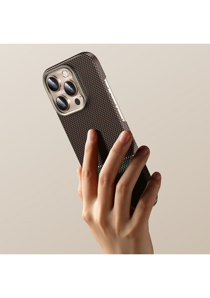 iPhone 16 Pro Max Kılıf Magsafe Özellikli Karbon Fiber Benks Prestige Armorair Kevlar Kapak Gold
