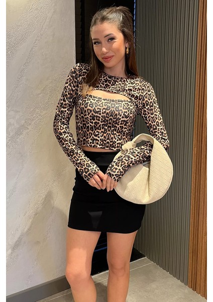 Leopar Desenli Ön Pencereli Crop Top Bluz