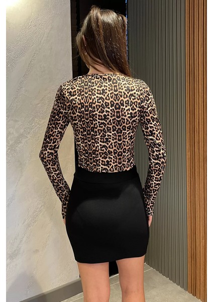 Leopar Desenli Ön Pencereli Crop Top Bluz