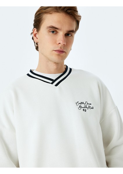 Uzun Kollu Çizgi Detaylı Slogan Işlemeli V Yaka Sweatshirt