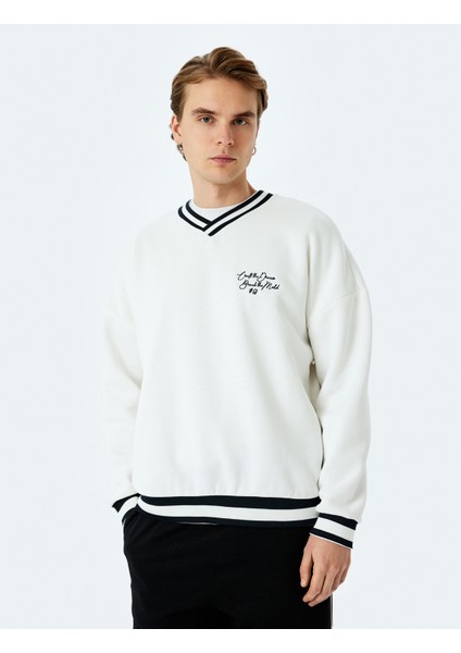 Uzun Kollu Çizgi Detaylı Slogan Işlemeli V Yaka Sweatshirt modelleri