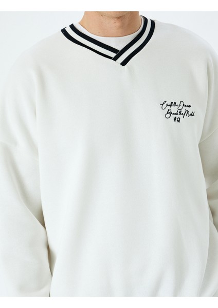 Uzun Kollu Çizgi Detaylı Slogan Işlemeli V Yaka Sweatshirt indirimleri