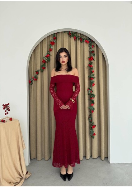 Madonna Yaka Tasarım Dantel Elbise