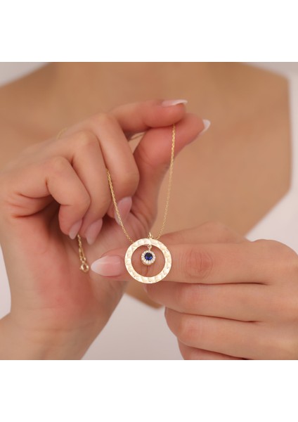 925 Ayar Gümüş Lacivert Taşlı Dokulu Yuvarlak Çerçeve Kolye