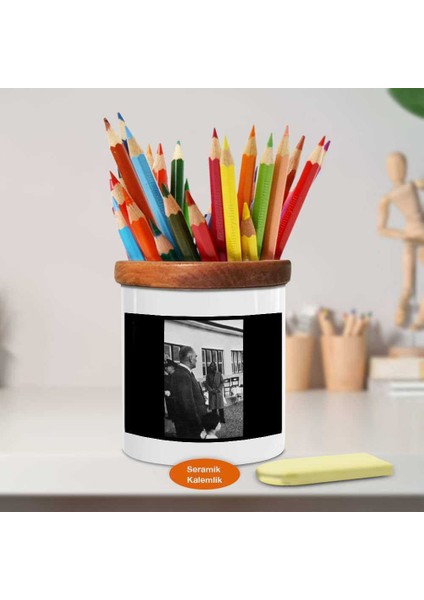 Kızının Elini Tutan Kemal Atatürk Ahşap Seramik Kalemlik -1114)