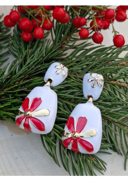 Kırmızı Sedefli Altın Çiçek Detaylı Küpe